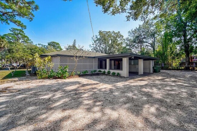 Building Photo - 1221 Cocoanut Ave