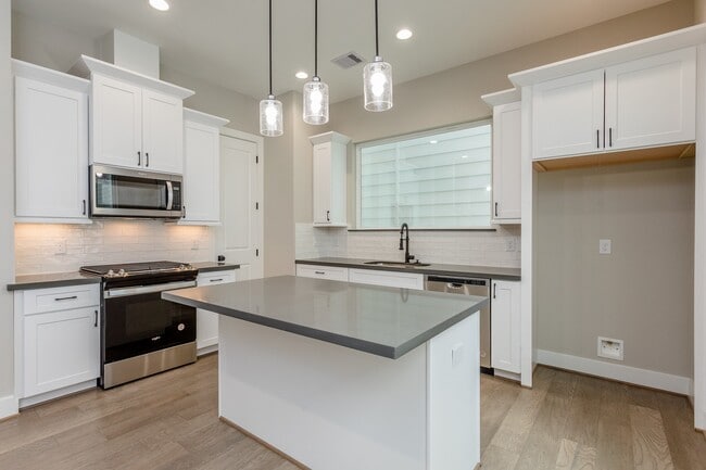 Building Photo - 1439 W 25th St