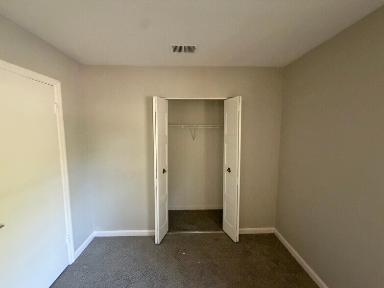 Building Photo - Room in Apartment on Winterbrook Ct