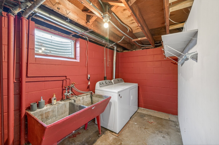 Private laundry - 1810 Ulysses St NE