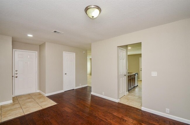 Building Photo - 718 Pine Lodge Dr