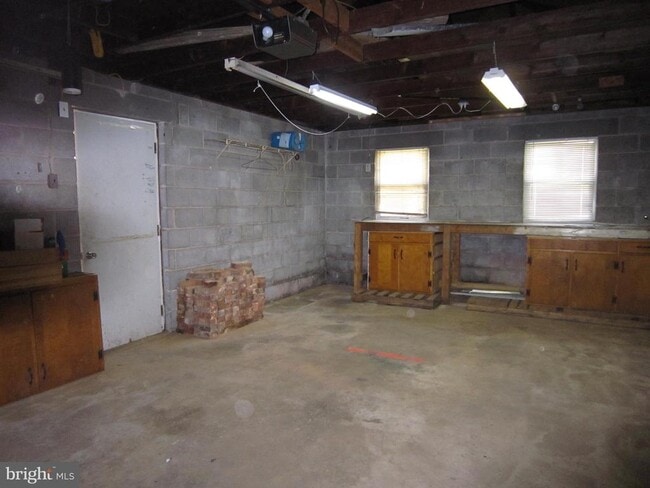 Building Photo - 21 N Main St
