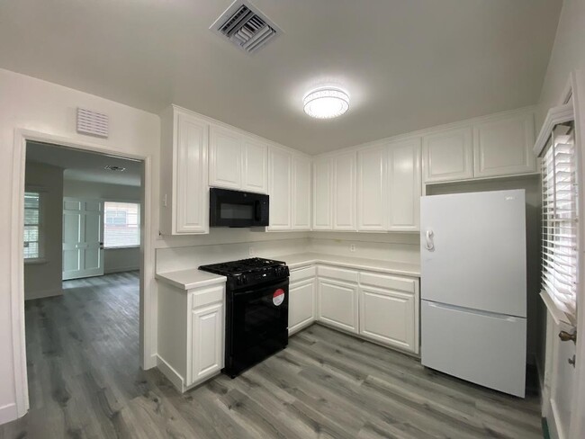 KITCHEN / LIVING ROOM - 4271 Revere Pl