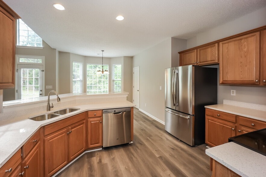 Building Photo - 7601 Hilltop Way