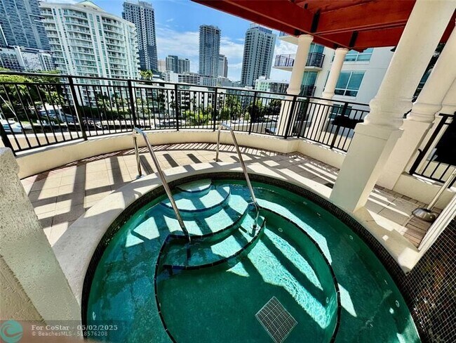 Building Photo - 610 W Las Olas Blvd
