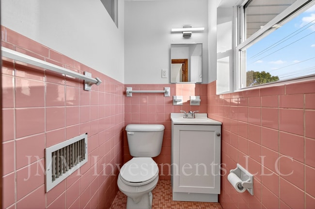 Building Photo - 4015 Greenmeadows Dr