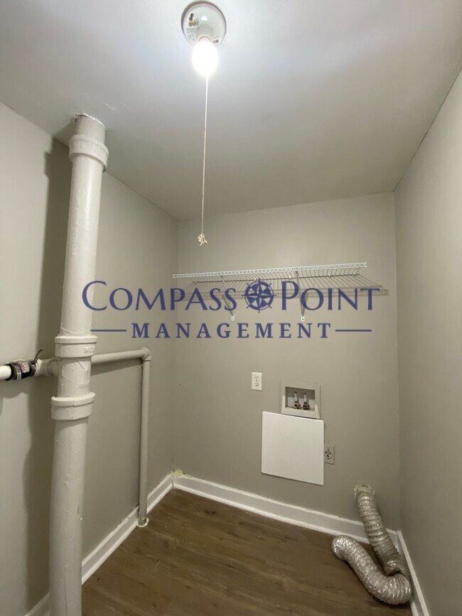 Building Photo - This huge 4 bedroom 1 bathroom house is Now Available!!