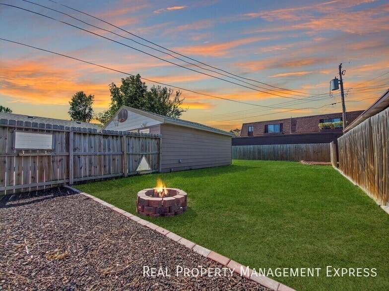 Building Photo - 4 Bed 2 Bath Home with Fenced Yard