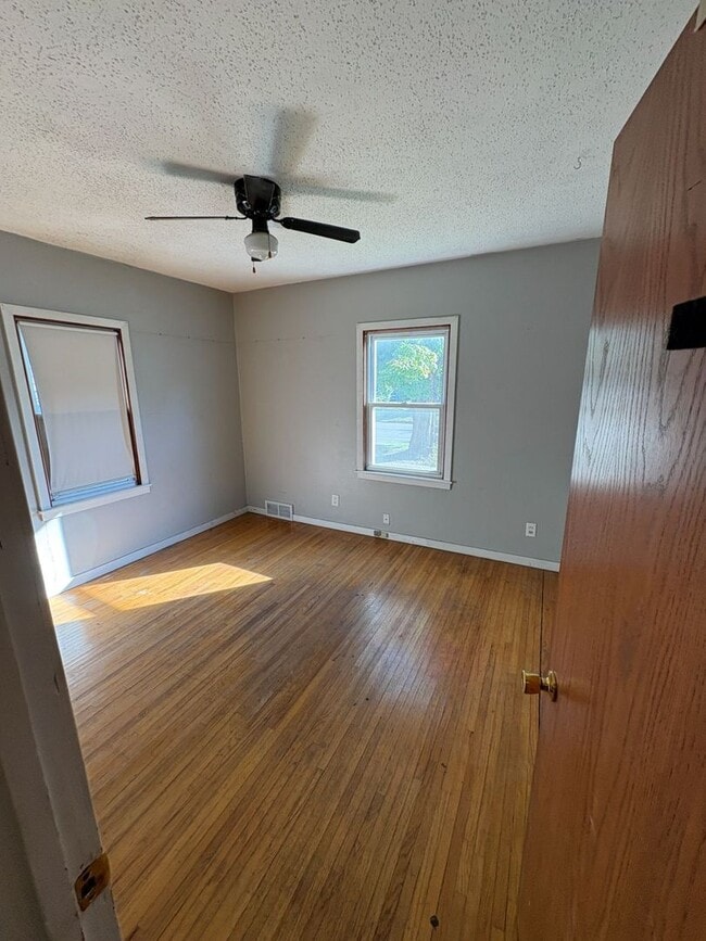 Building Photo - FOR RENT Spacious 4 Bed / 1 Bath Home on C...
