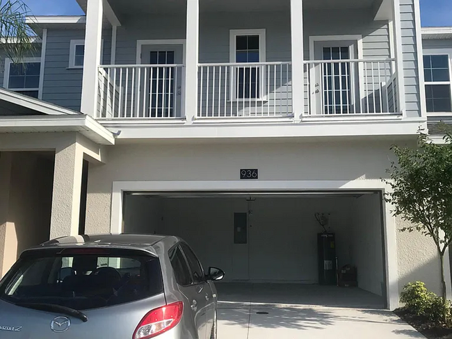 Primary Photo - Spacious 3-Bedroom Townhouse in Grandview ...