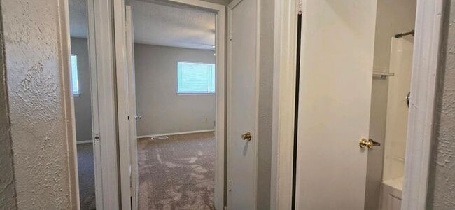Building Photo - Available Now! 2 Bedroom 1 Bath Townhome i...