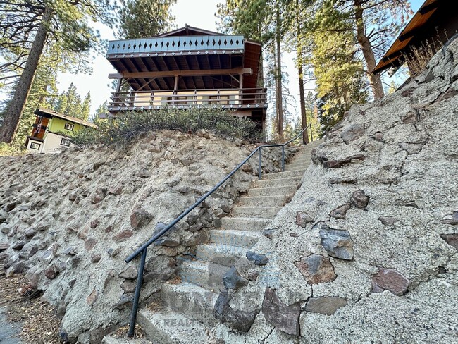 Building Photo - 3 Bedroom Home near Diamond Peak! Allows a...