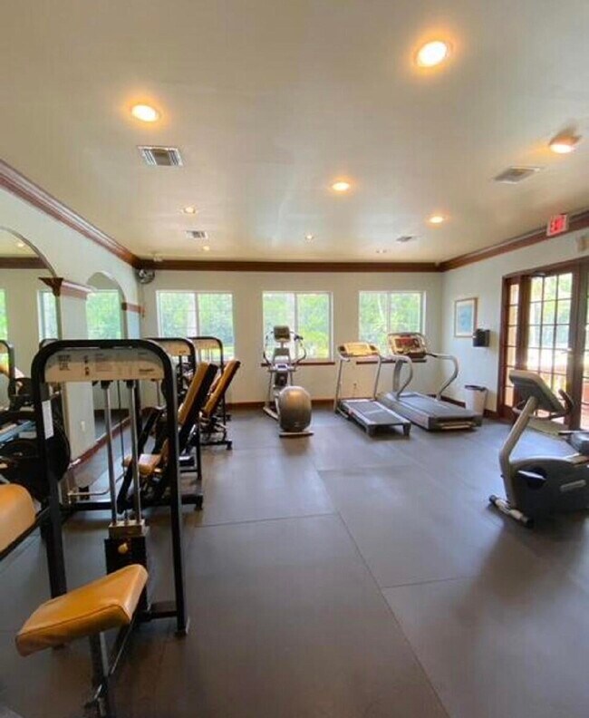 Building Photo - 500 Crestwood Ct S