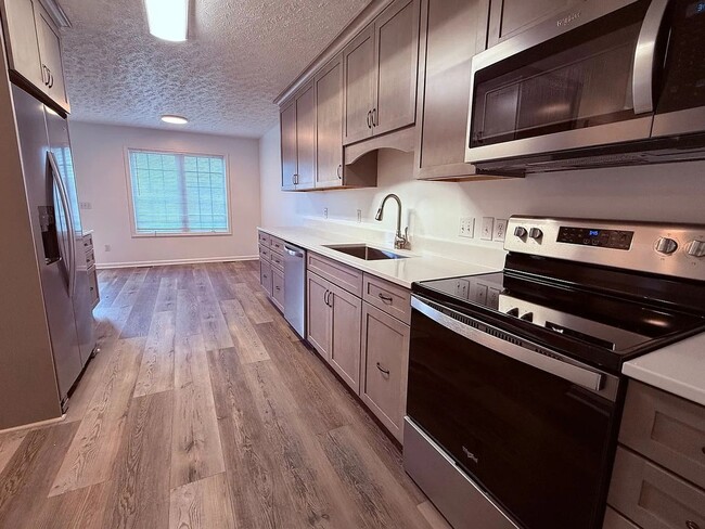 Building Photo - Gorgeous 3 Bedroom, 3 Bath Pet Friendly