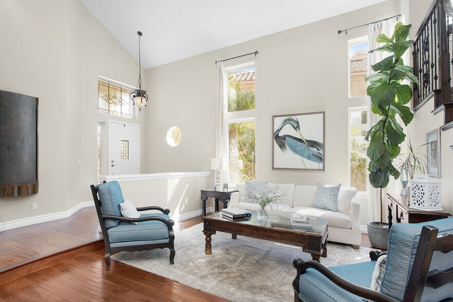 Inviting entry and Living room - 35 Inverary