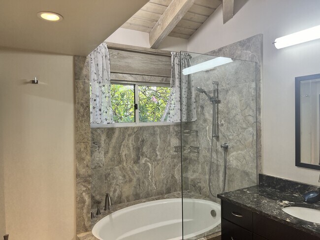 Building Photo - 904 Kupulau Dr