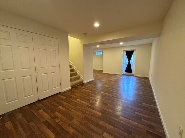 Building Photo - 105 Fredericksburg Dr