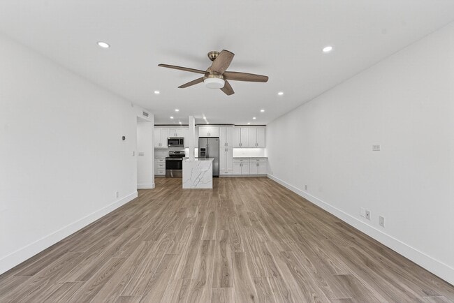 Building Photo - 1206 S Lake Dr