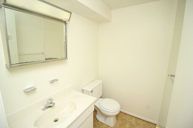 Building Photo - Very Nice Nottingham 3bd/2.5ba Townhouse w/ CAC & W/D--Available 8/14