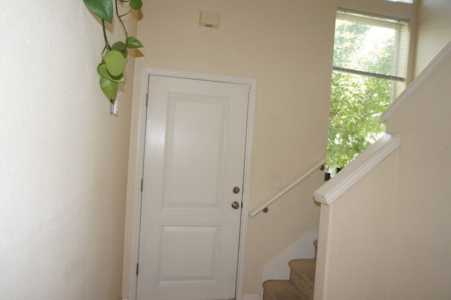 Building Photo - Beautiful Beaverton Townhouse