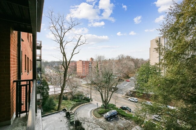 Building Photo - 7611 Maple Ave