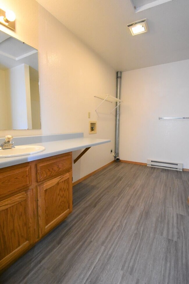 Building Photo - 2 Bed with Carport! Walk to MSU! Pet Frien...