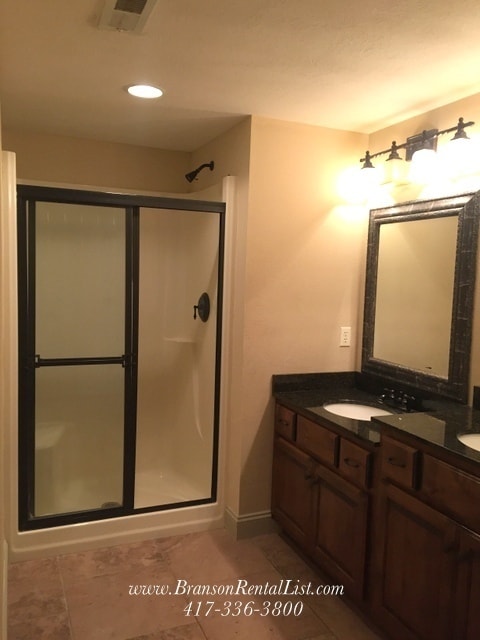 Building Photo - Fresh New Look - 4BR 21/2 Bath