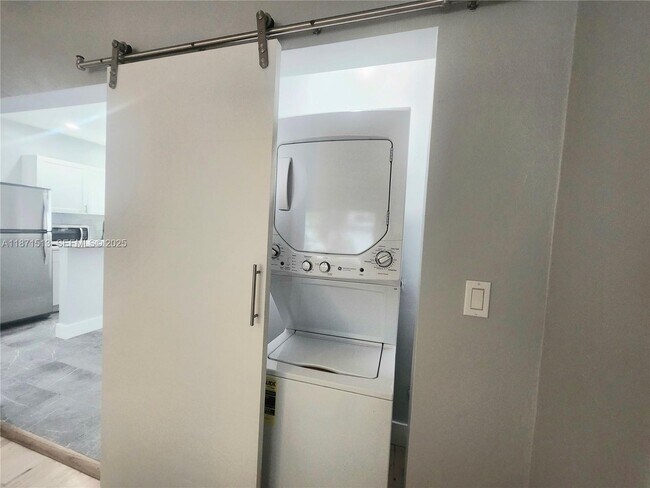 Building Photo - 1557 Euclid Ave