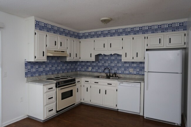 Building Photo - Spacious Townhome Available Today!