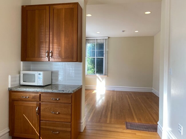 Building Photo - Bright, Corner Studio! Laundry On-Site! HARDWOOD! High Ceilings!