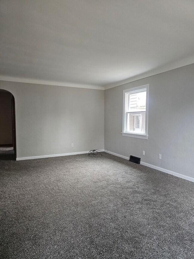 Building Photo - Cozy, great location!