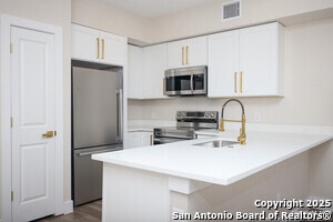 Building Photo - 1644 W Mistletoe Ave