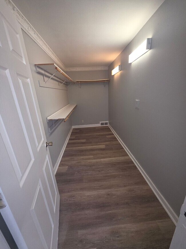 Building Photo - 7348 W Medford Ave