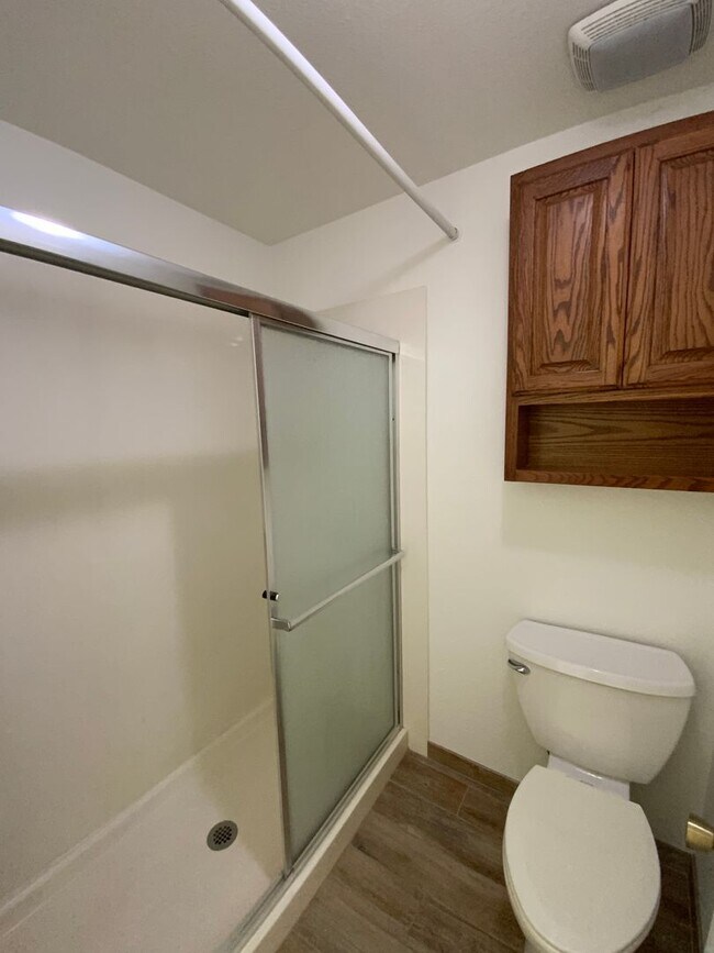Building Photo - 3 Bedroom Single Story Home Available Near...