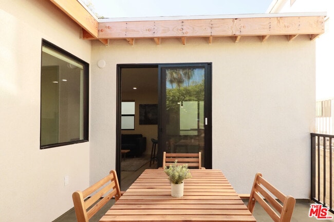 Building Photo - 918 N San Vicente Blvd