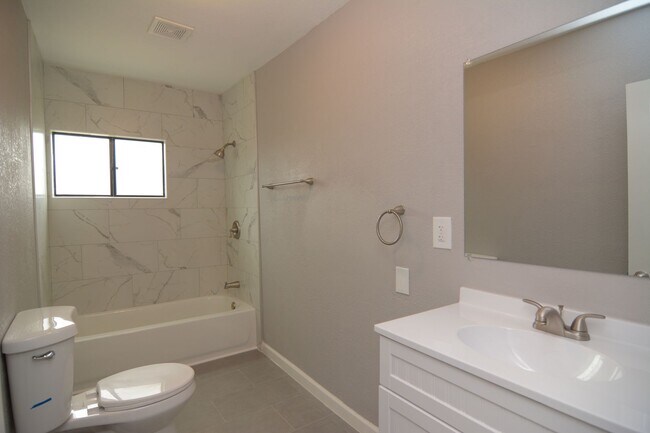 Building Photo - Remodeled 3 Bedroom 1 Bath Home! Central T...