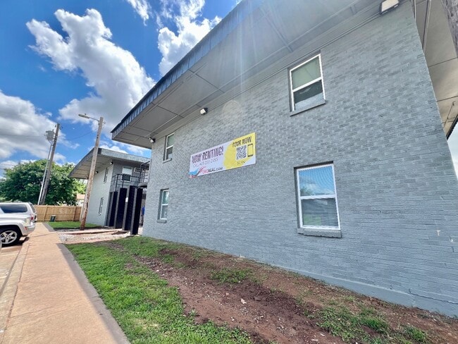 Building Photo - 3500 SW 29th Pl