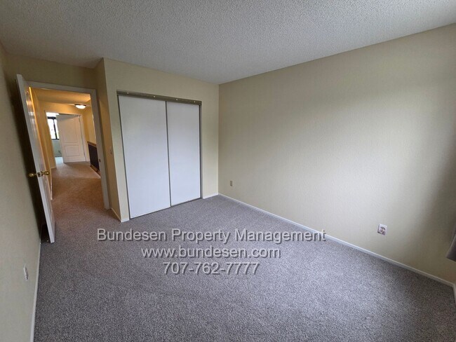 Building Photo - Spacious 4bd/2.5ba in "M" section of Rohnert Park