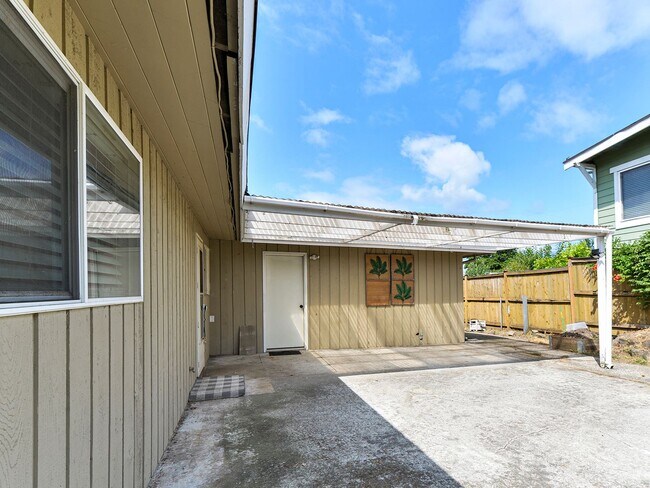 Building Photo - Renton House - 3 Bed/1.5 Bath - Close to Boeing and Renton Landing - Includes Landscaping