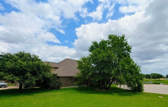 Building Photo - College Station - 3 bedroom / 2 bath- 2 car garage - fenced in back yard home in Creek Meadows