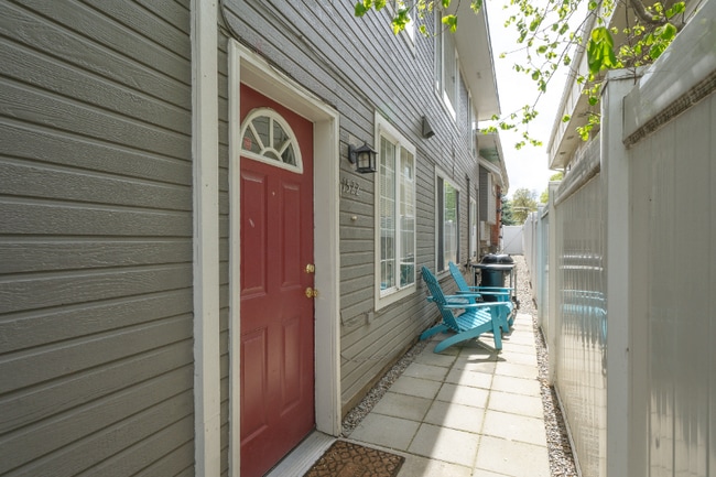 Building Photo - 1522 W Tenth Ave