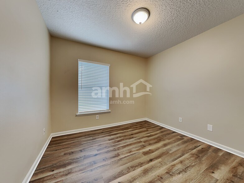 Building Photo - 12336 Deersong Dr N