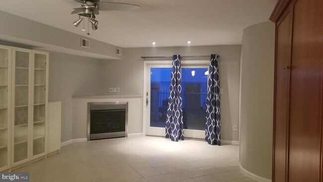 Building Photo - 10G Queen Elizabeth Ct