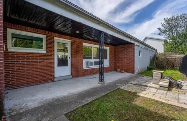 Building Photo - 858 Wehrle Dr