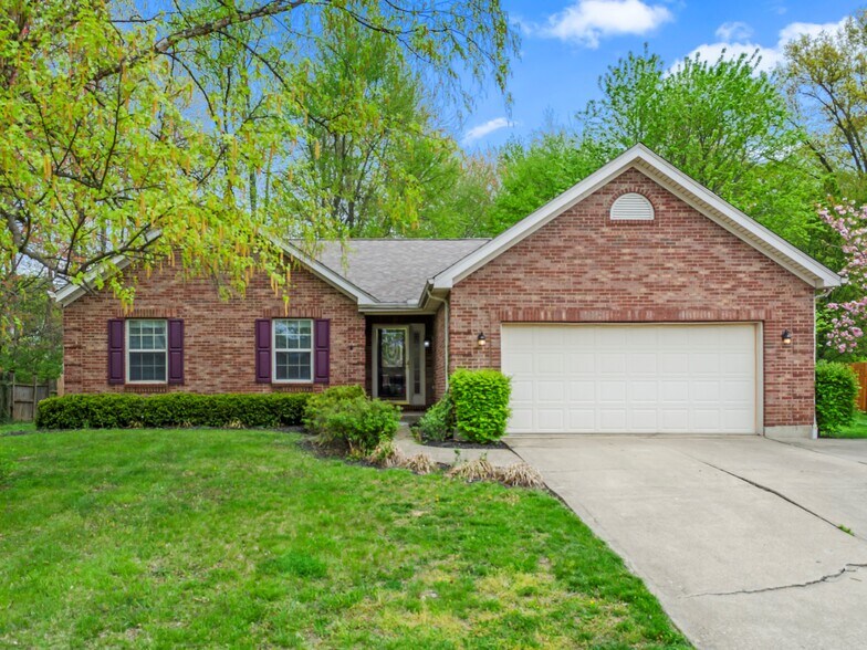 Primary Photo - 672 E Lake Ln