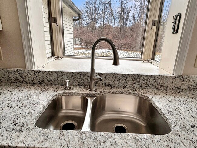 Building Photo - 6 Bancroft St