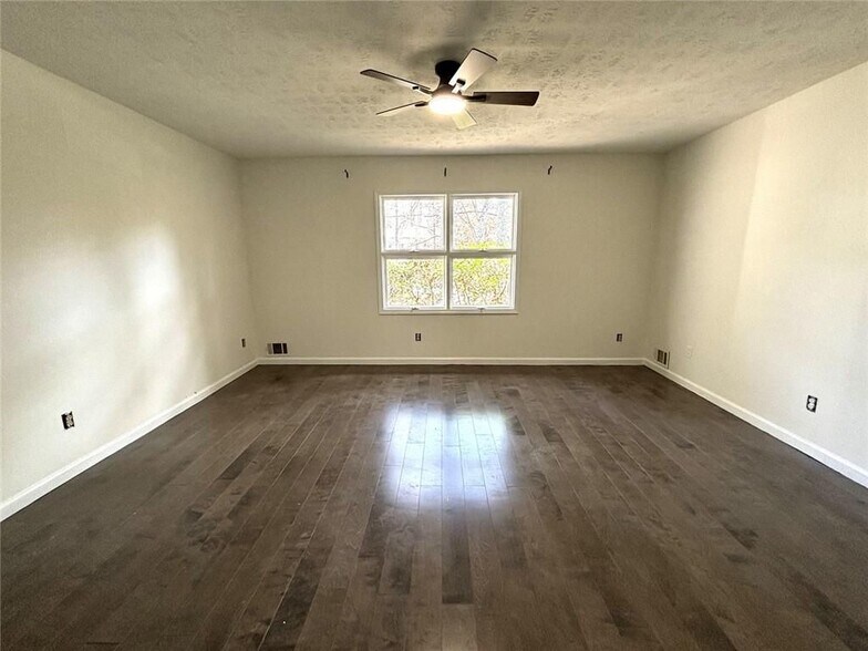 Building Photo - 2305 Eastgate Dr SW