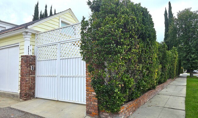 Building Photo - Stunning 3 Bedrooms, 2 Baths Valley Village home with detached, private Recording Studio