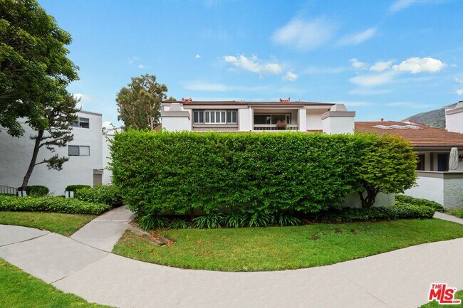 Building Photo - 17088 Palisades Cir