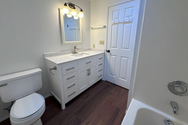 Building Photo - Nice 3 bd Rambler Availalbe for move in Oc...
